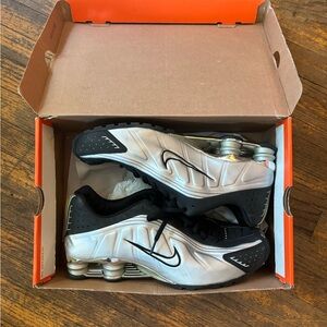 NIKE Shox R4 Black Metallic Silver Charcoal | 12